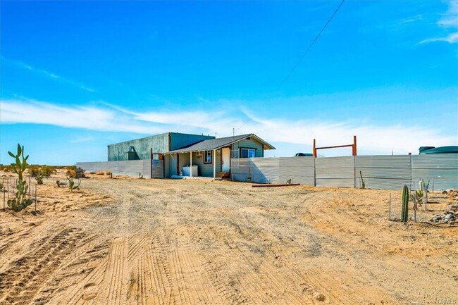 4374 Pinto Mountain Rd in Twentynine Palms, CA - Foto de edificio - Building Photo