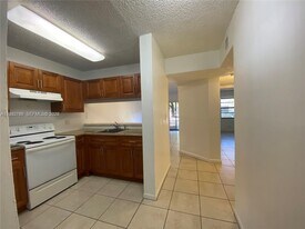 4033 Lakeside Dr in Tamarac, FL - Building Photo