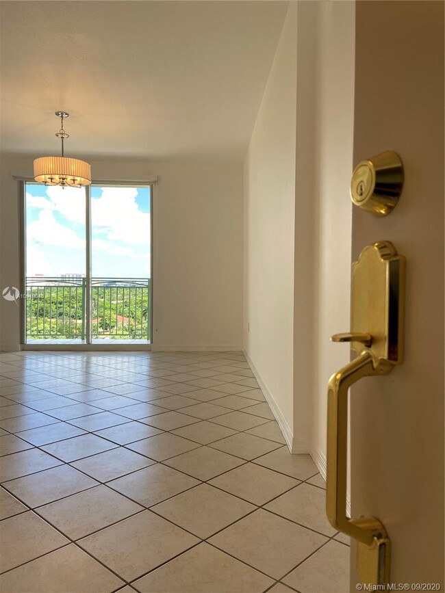 3500 Coral Way, Unit 910 in Coral Gables, FL - Building Photo - Building Photo