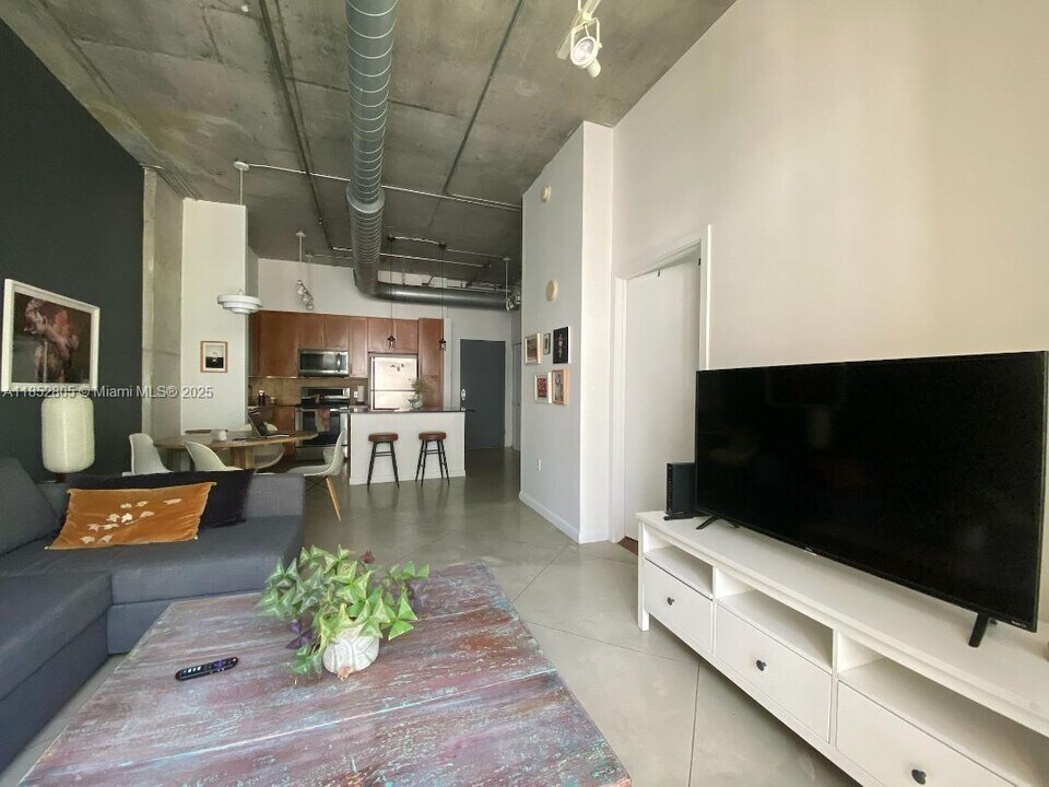 2001 Biscayne Blvd in Miami, FL - Building Photo