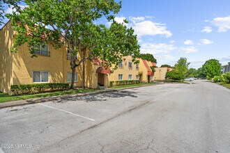 6552 La Mirada Dr E in Jacksonville, FL - Building Photo - Building Photo