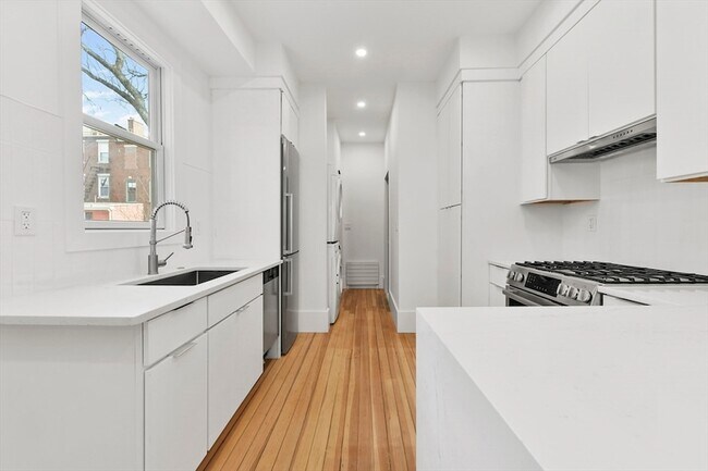 31 Pleasant St, Unit 1 in Boston, MA - Foto de edificio - Building Photo