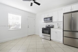 2445 SW 18th St in Miami, FL - Building Photo