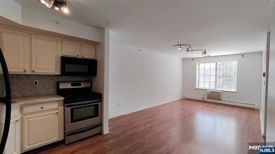 1412 Faulkner Ct in Mahwah, NJ - Building Photo - Building Photo