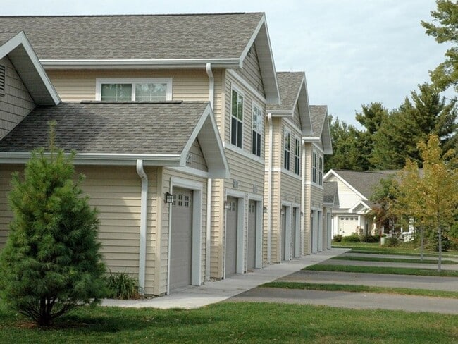 Townhomes of Craftsman Village in Plover, WI - Foto de edificio - Building Photo