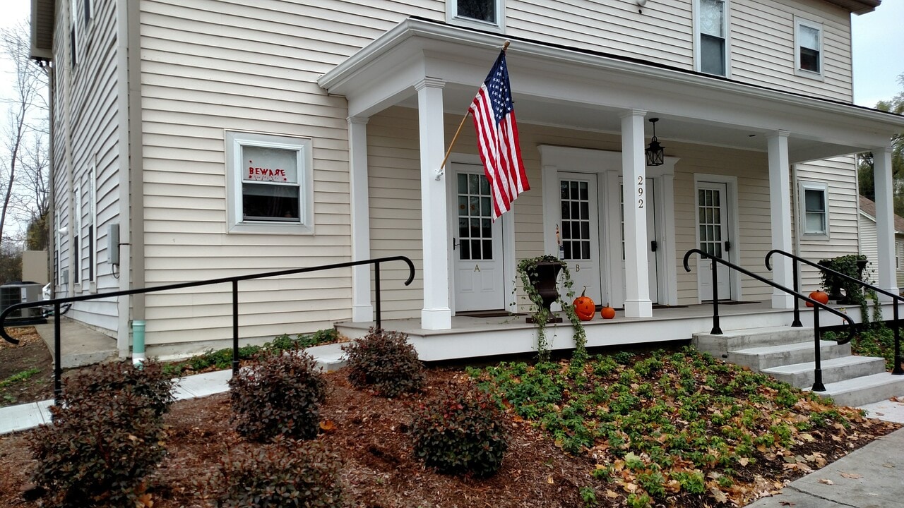 292 Mansion St, Unit E in Coxsackie, NY - Building Photo