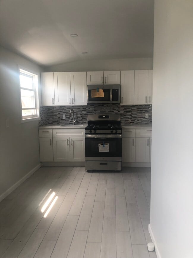 14151 182nd St, Unit 2 in Springfield Gardens, NY - Foto de edificio - Building Photo