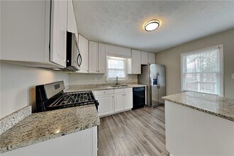 351 Robin Hood Dr in Douglasville, GA - Building Photo - Building Photo