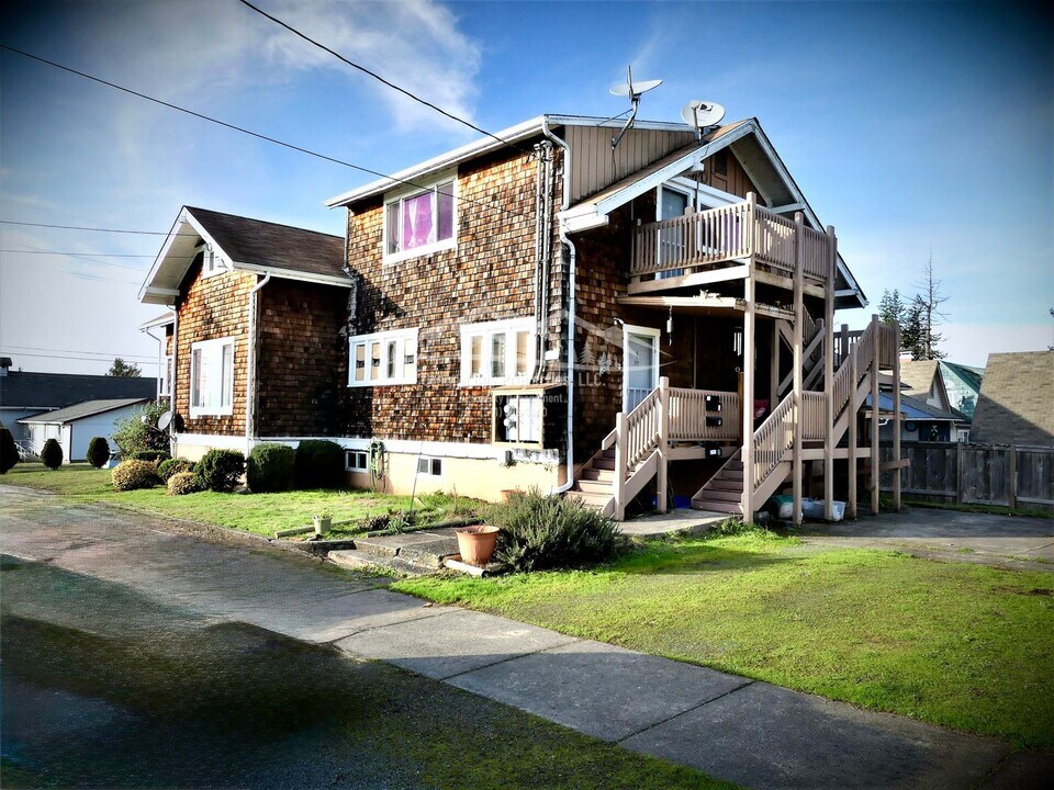 310 N Dean St in Coquille, OR - Building Photo