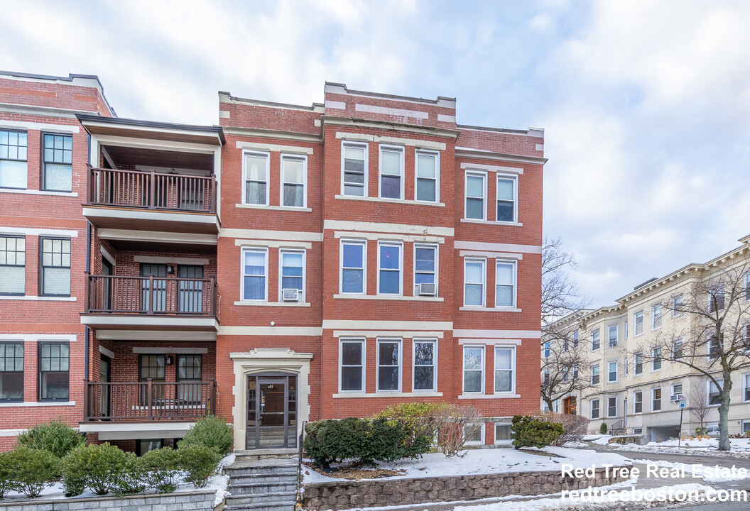 94 Pleasant St, Unit 1 in Brookline, MA - Foto de edificio