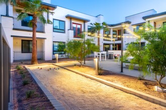 Avenida Palm Desert 55+ Active Adult Apartment Homes in Palm Desert, CA - Foto de edificio - Building Photo