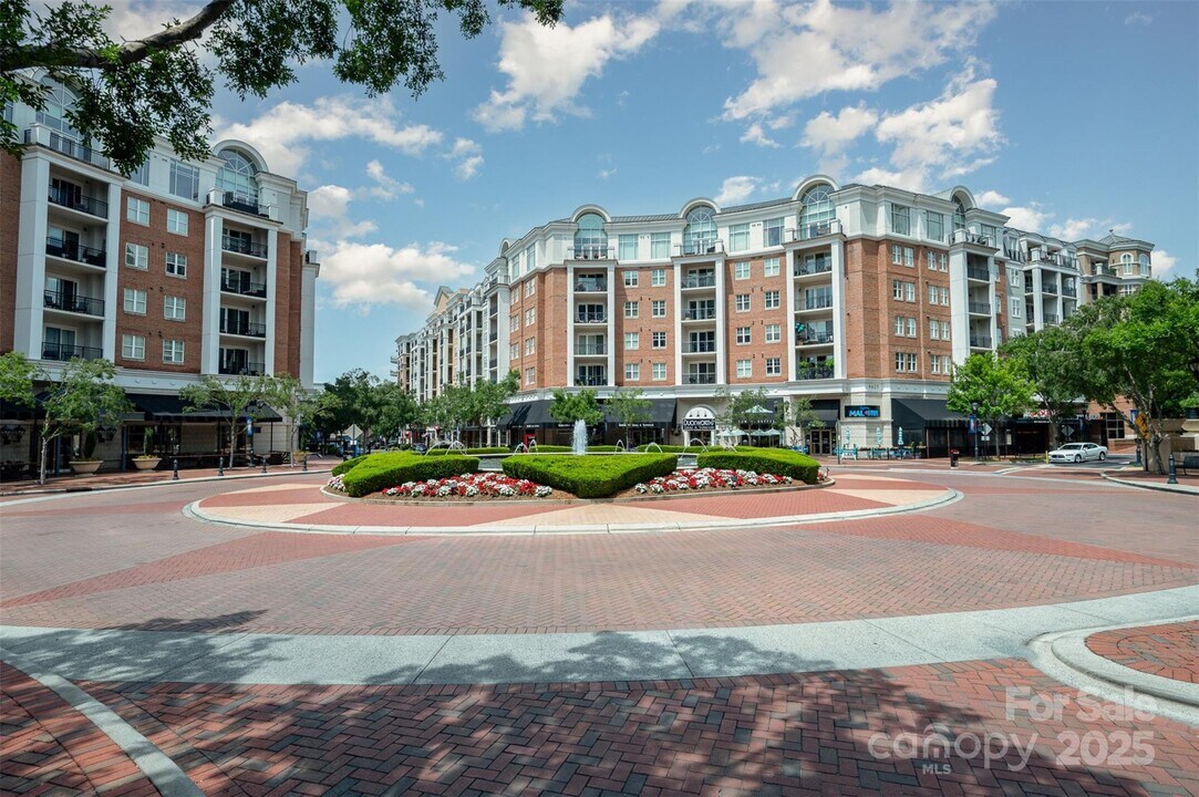 4625 Piedmont Row Dr, Unit 611 in Charlotte, NC - Foto de edificio