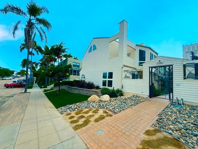 7585 Eads Ave in San Diego, CA - Building Photo - Building Photo