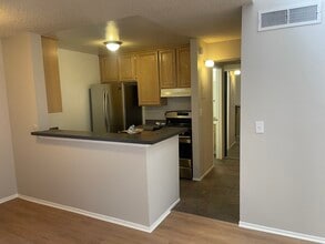 18645 Hatteras St, Unit 280 in Tarzana, CA - Foto de edificio - Building Photo