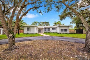 6110 SW 79th St in South Miami, FL - Building Photo