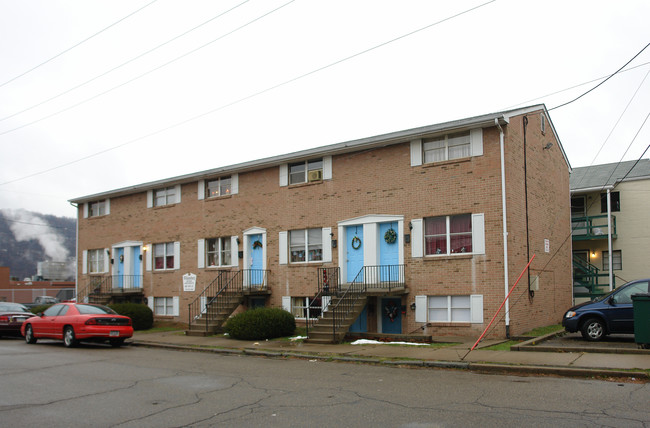 WILLIAMSBURG MANOR in New Kensington, PA - Building Photo - Building Photo