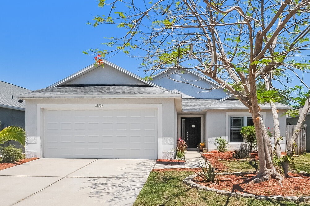 12724 Lake Vista Dr in Gibsonton, FL - Building Photo