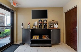 Furnished Studio-Fort Lauderdale-Cypress C in Fort Lauderdale, FL - Foto de edificio - Building Photo