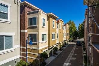 Building 10 in Dublin, CA - Foto de edificio - Building Photo