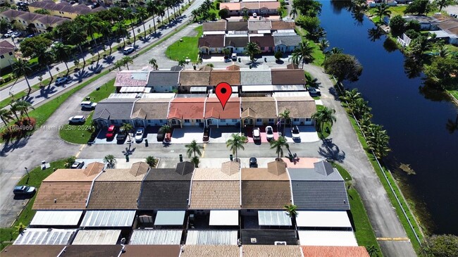 7684 NW 179th St in Hialeah, FL - Foto de edificio - Building Photo