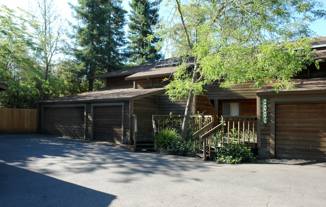 2000 W Steele Ln in Santa Rosa, CA - Foto de edificio - Building Photo