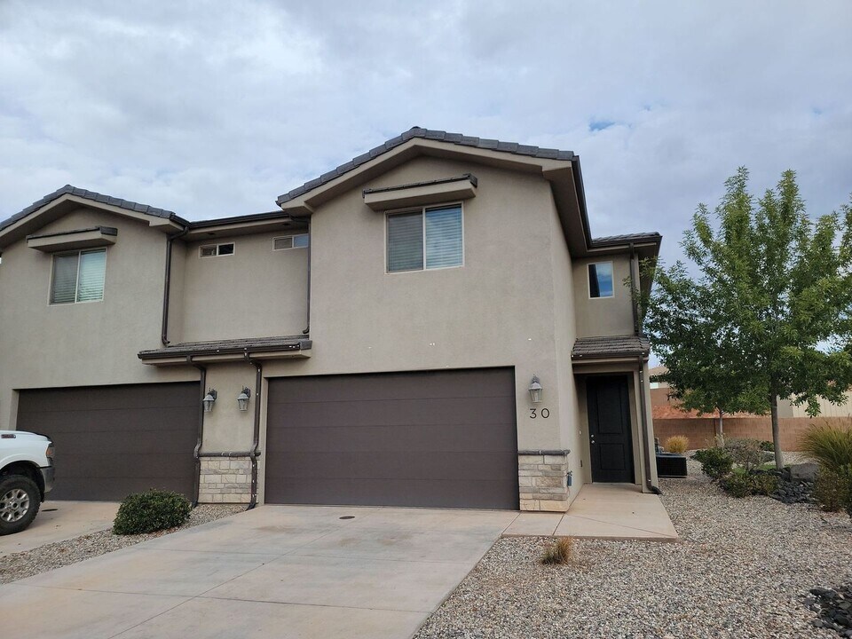 1005 Tortoise Rock Dr in Washington, UT - Building Photo