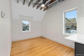3040 E Grand Blvd, Unit 202 in Detroit, MI - Foto de edificio - Building Photo
