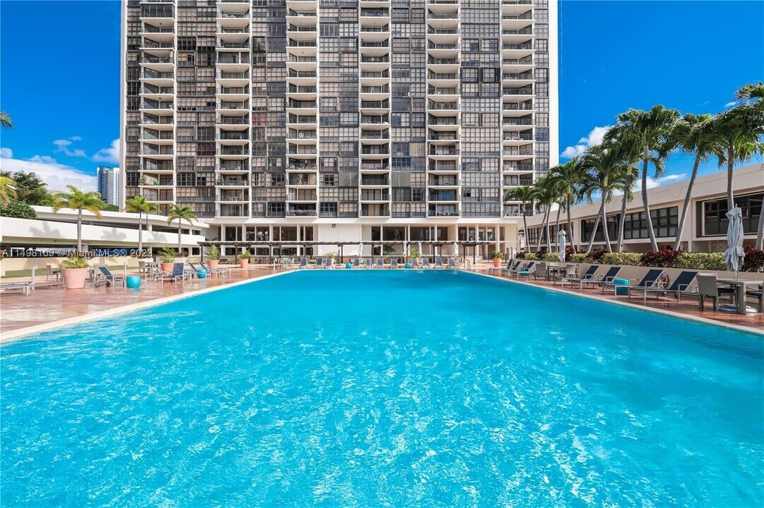 1865 Brickell Ave, Unit A1111 in Miami, FL - Foto de edificio