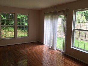 8701 Rochelle Dr in Ellicott City, MD - Foto de edificio - Building Photo