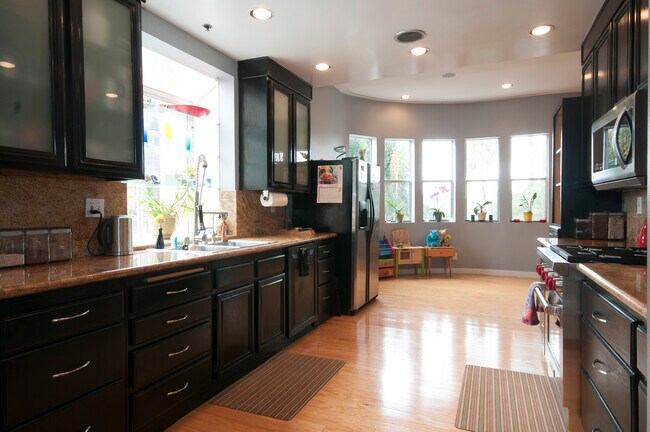 7121 Hillside Ave in Los Angeles, CA - Building Photo - Building Photo