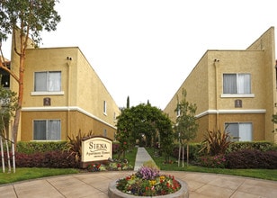 Siena Apartment Homes in Cupertino, CA - Foto de edificio - Building Photo