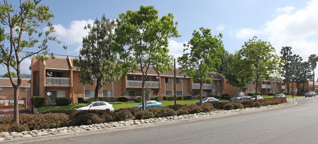 Alosta Gardens in Azusa, CA - Foto de edificio - Building Photo