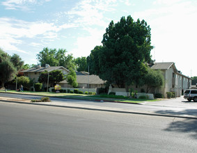 Las Flores Apartments in Fresno, CA - Building Photo - Building Photo