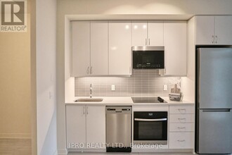 38-2438 Annie Craig Dr in Toronto, ON - Building Photo - Building Photo