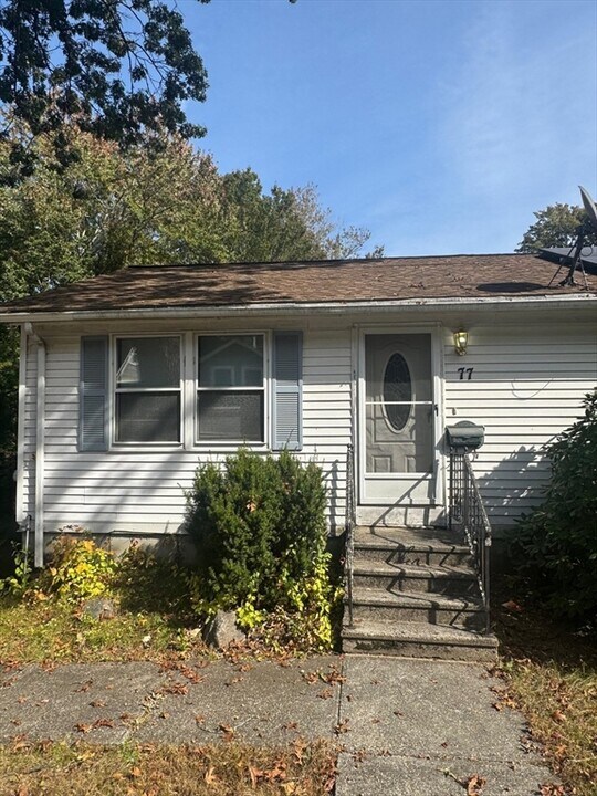 77 Shore Dr in Auburn, MA - Building Photo