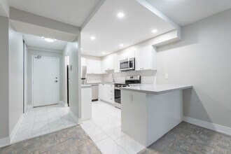 3575 Kaneff Crescent in Mississauga, ON - Building Photo - Building Photo