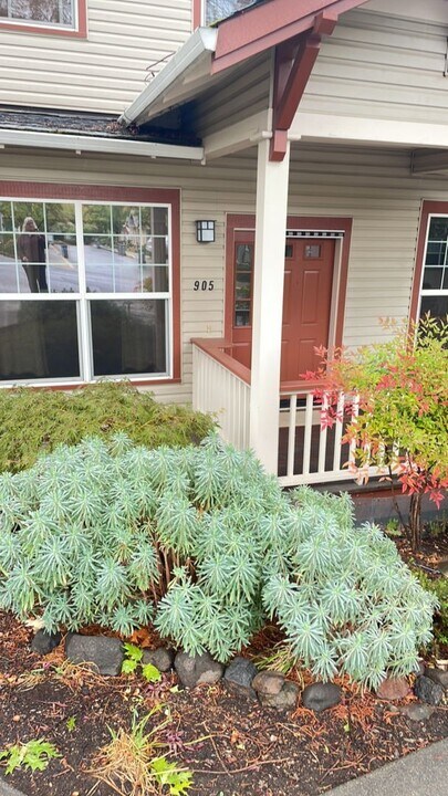 905 Mountain Meadows Cir in Ashland, OR - Building Photo
