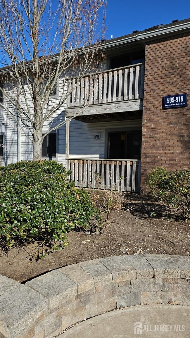 property at 909 Ravens Crest Dr