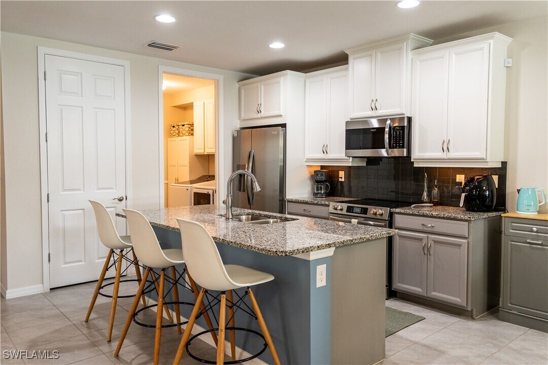 14888 Edgewater Cir in Naples, FL - Building Photo
