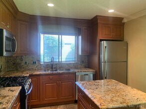 27 Canterbury Ln in Avon, CT - Building Photo - Building Photo