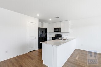 2213 Cyclone Dr in Lockhart, TX - Building Photo - Building Photo