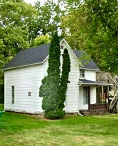 220 W Pierce St, Unit 2 in Macomb, IL - Building Photo