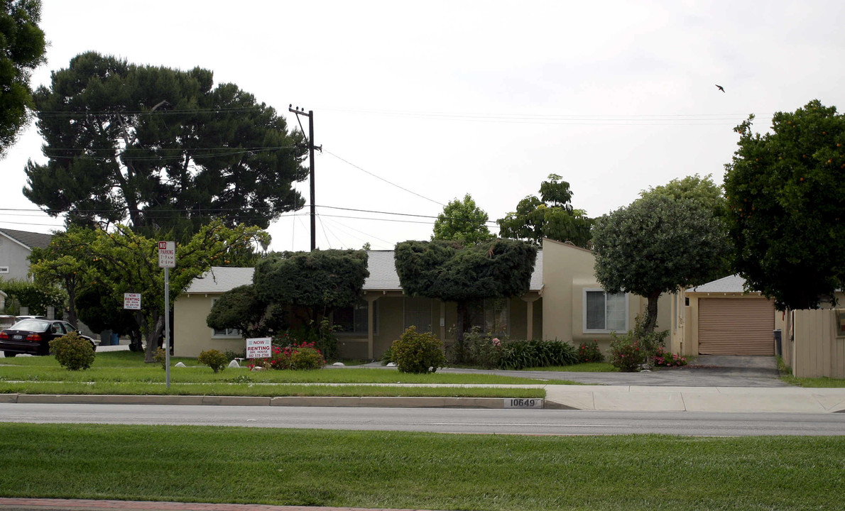 10641-10649 Lakewood Blvd in Downey, CA - Foto de edificio