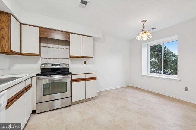 property at 120 Caernarvon Ct