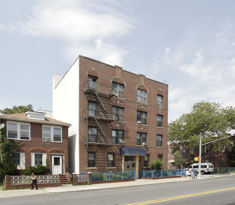 223 Avenue N in Brooklyn, NY - Foto de edificio