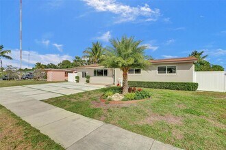 19625 NW 6th Pl in Miami Gardens, FL - Foto de edificio - Building Photo