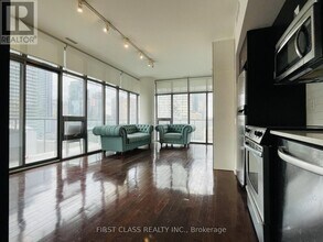 33 Charles St E in Toronto, ON - Building Photo - Building Photo