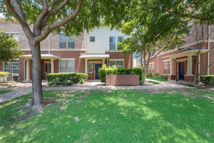 4904 Live Oak St, Unit 304 in Dallas, TX - Building Photo