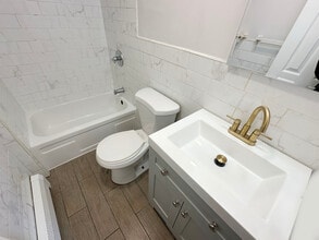 16 Delaware Ave, Unit Garden in Jersey City, NJ - Foto de edificio - Building Photo