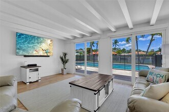 367 Mooring Line Dr in Naples, FL - Foto de edificio - Building Photo